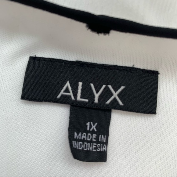 Alyx White Top Woman 1X Gauzy  Flare Slit Sleeve Lined Flowy Boho Classic - Picture 6 of 10